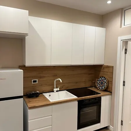 アパート Estels 1 ドゥラス